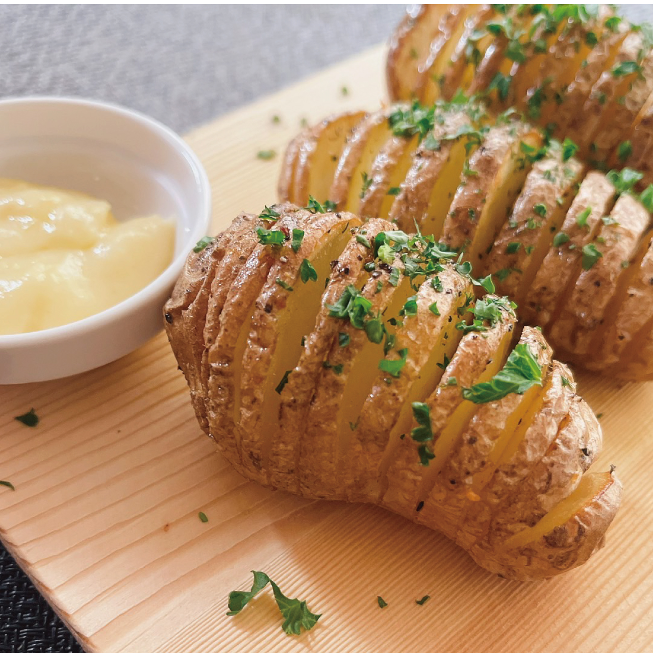 スウェーデン生まれのじゃがいも料理ハッセルバックポテト｜レシピ