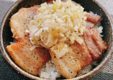 このねぎ塩だれは焼肉屋の味！ねぎ塩豚カルビ丼｜レシピ・作り方