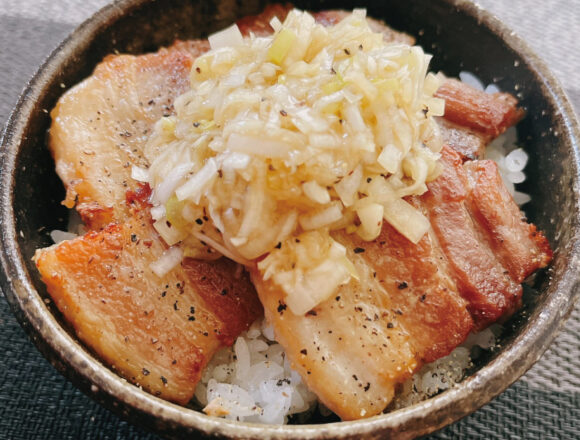 このねぎ塩だれは焼肉屋の味！ねぎ塩豚カルビ丼｜レシピ・作り方